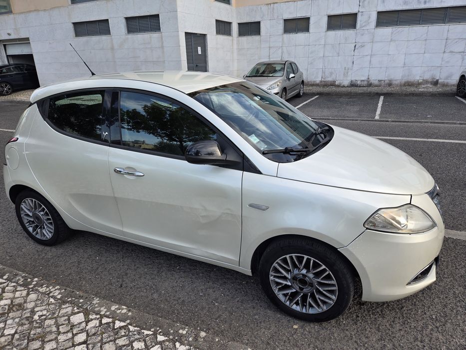 Lancia ypsilon 2011