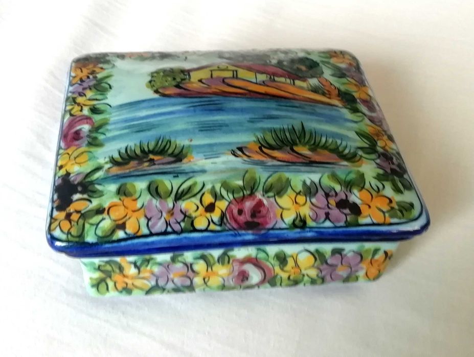 Caixa ou guarda joias antigo em faiança de Alcobaça Vestal