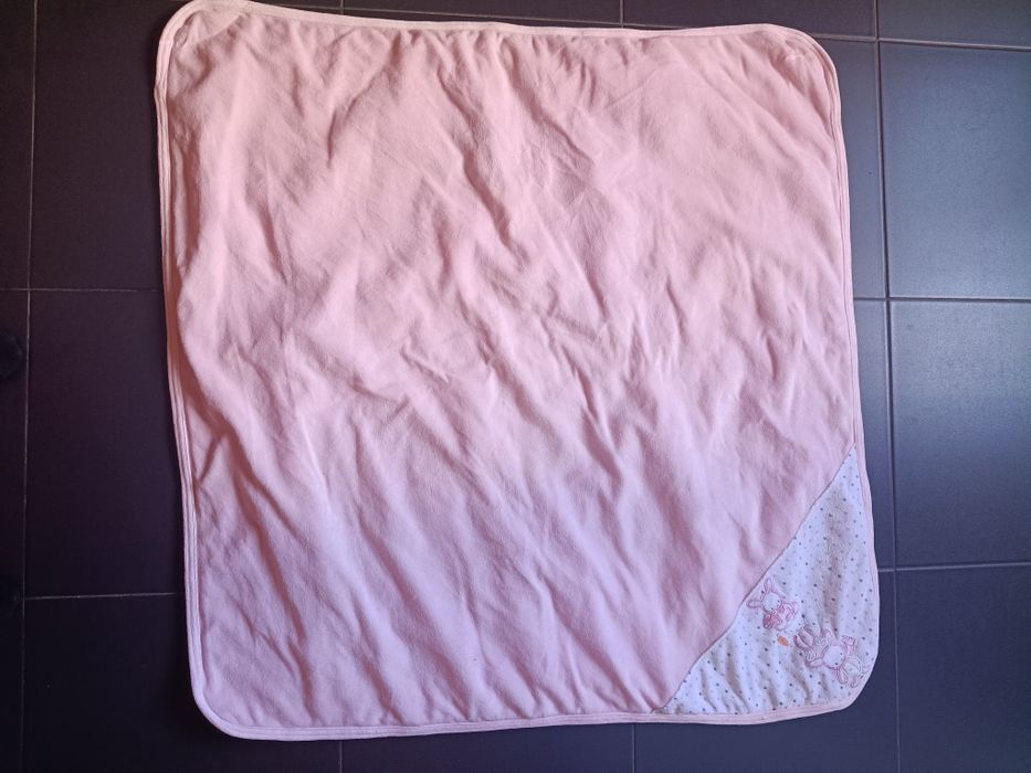 Manta de Bebé Rosa com Capuz – Suave e Confortável