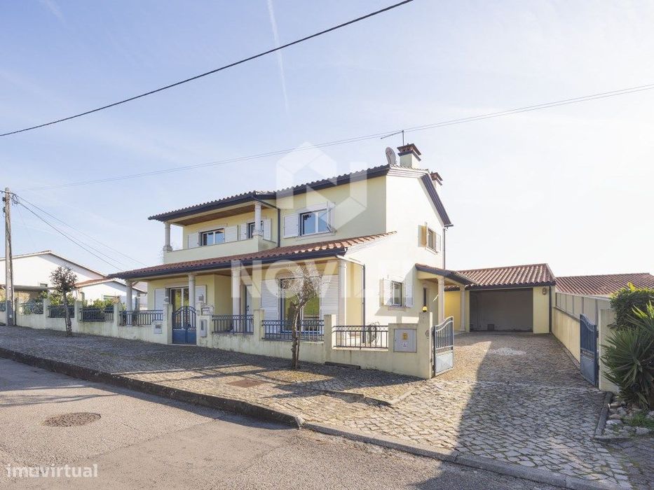 Moradia T4 c/ Jardim e Cave - Próxima do Centro de Leiria.