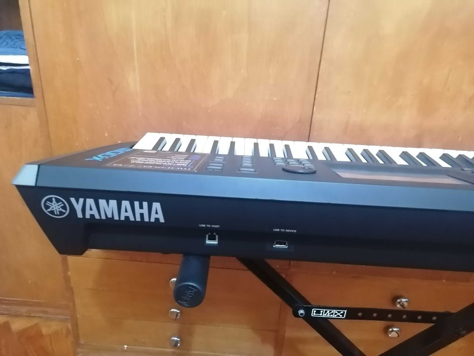 Sintetizador Yamaha MODX6 como novo