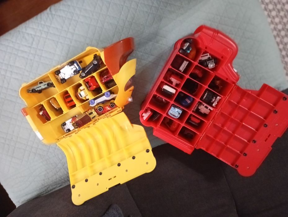 Caixa, pista  e carrinhos hotweels