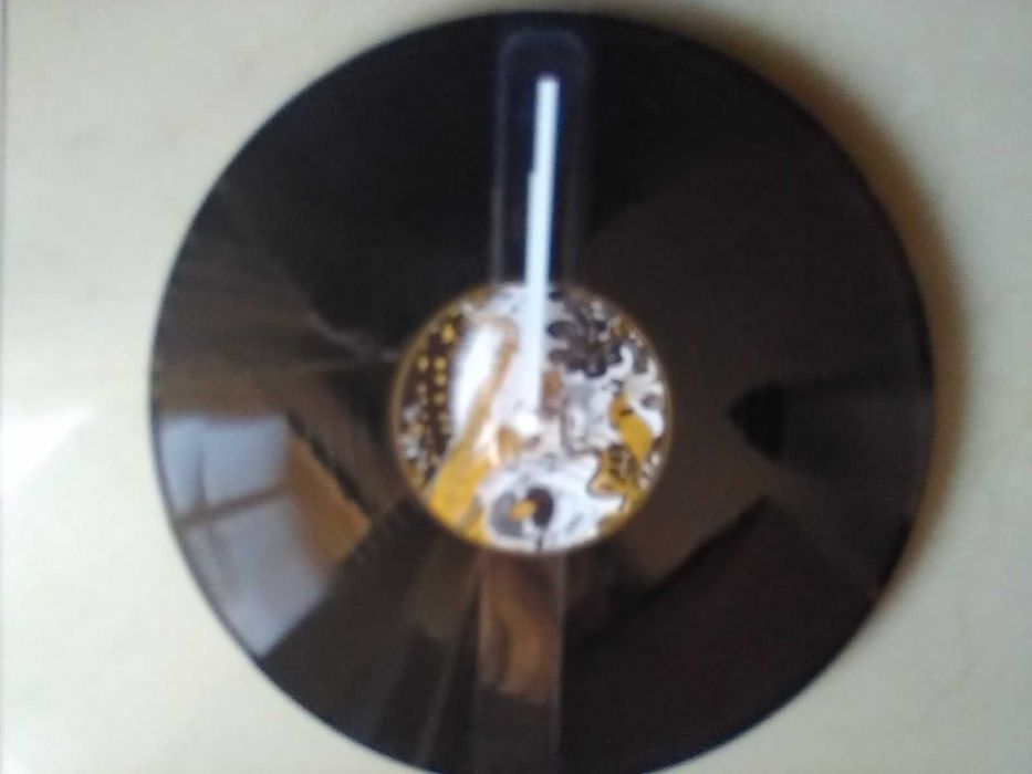 Zegar ścienny  w formie płyty winylowej