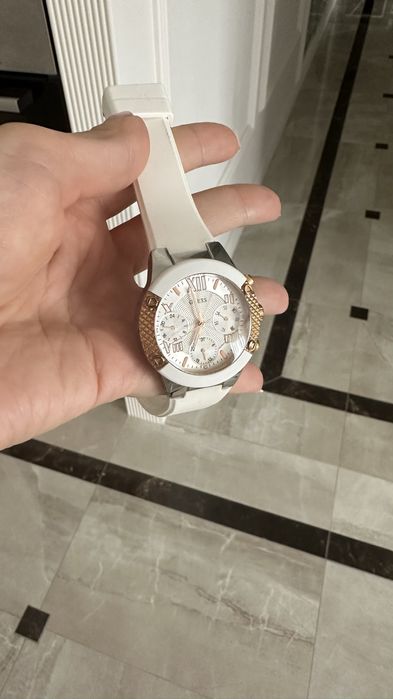 Красивые часы Guess