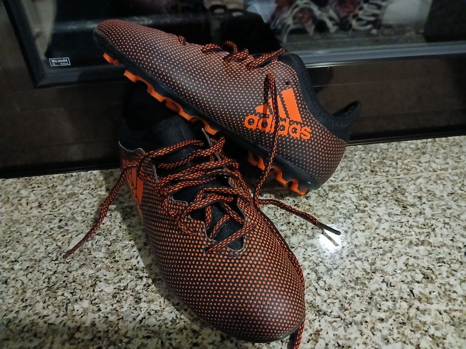 2 pares de chuteiras uma adidas outra  puma