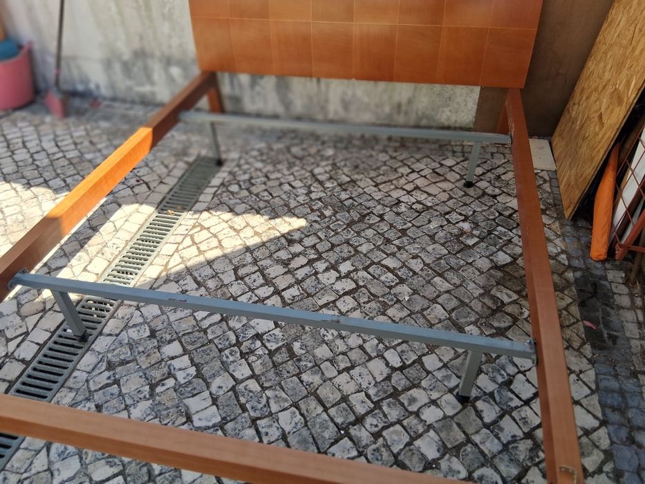 Cama  de casal estrutura em madeira cerejeira,  estilo moderno.