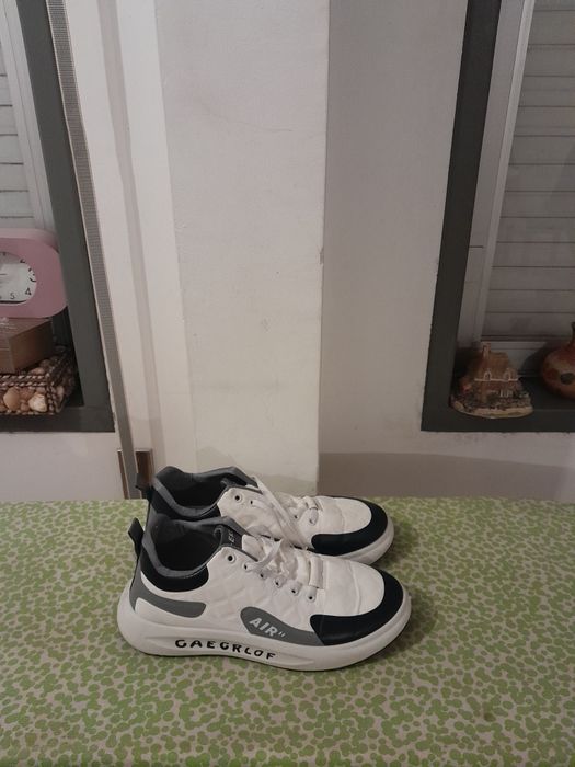 Vendo Sapatilhas de Senhora muito bonitas como novas