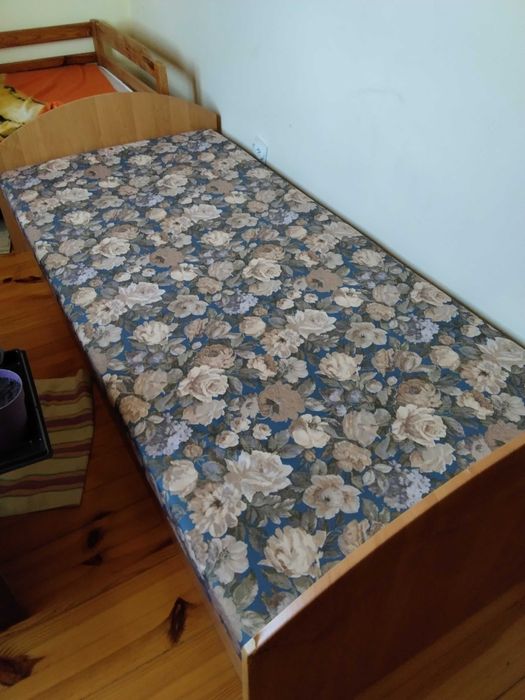 Wersalkę i  łóżko oddam.