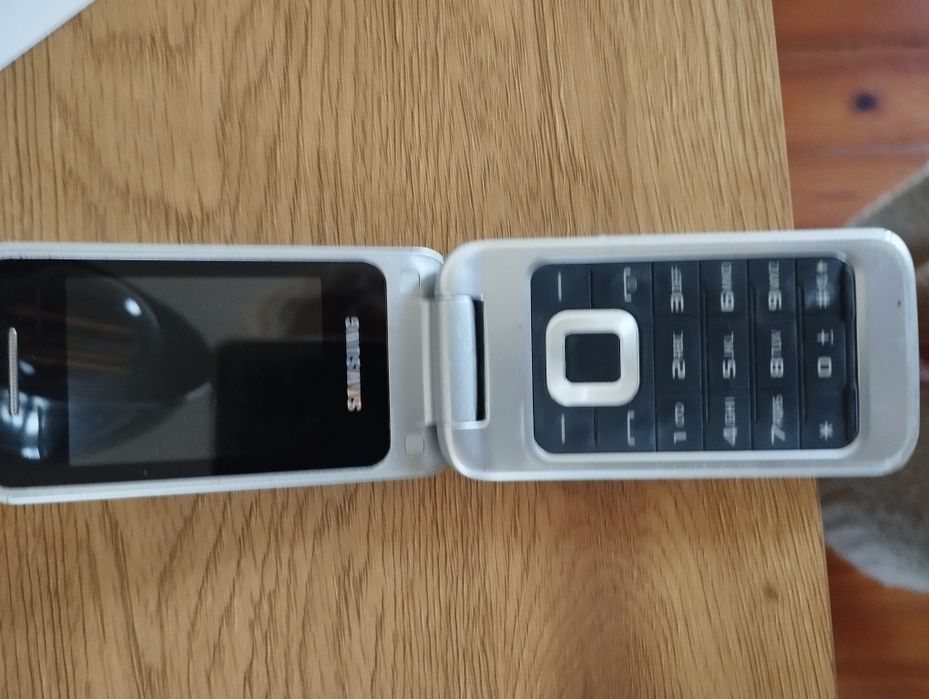 Seis telemóveis antigos