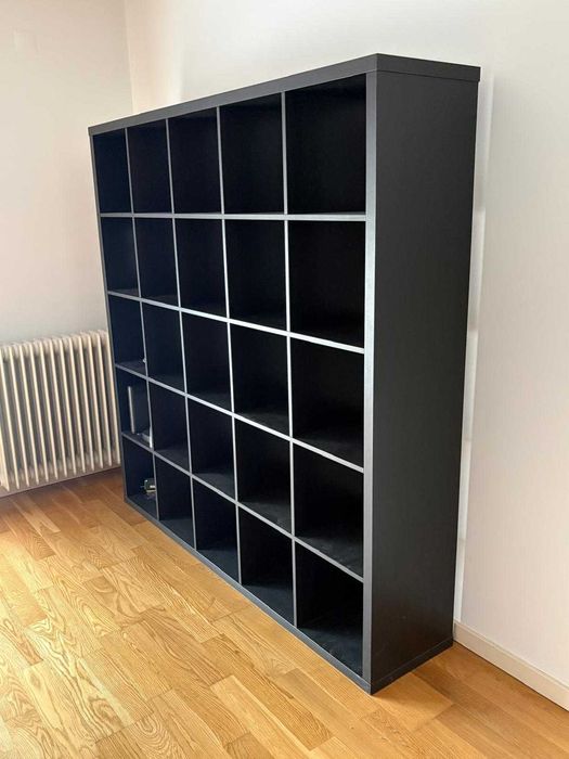 Estante com 25 compartimentos