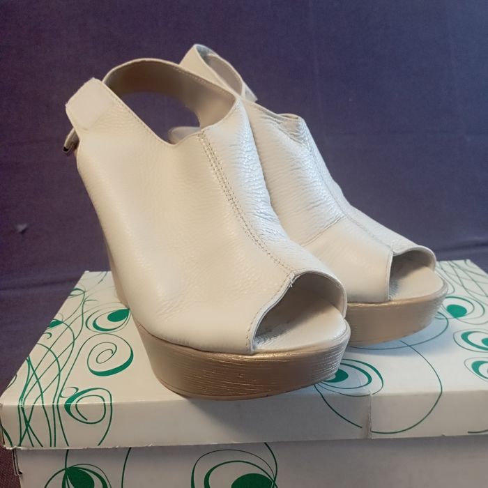 шкіряні босоніжки молочного кольору