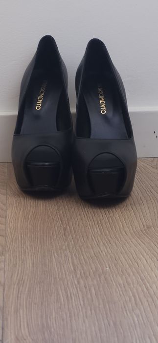 Sapatos altos novos