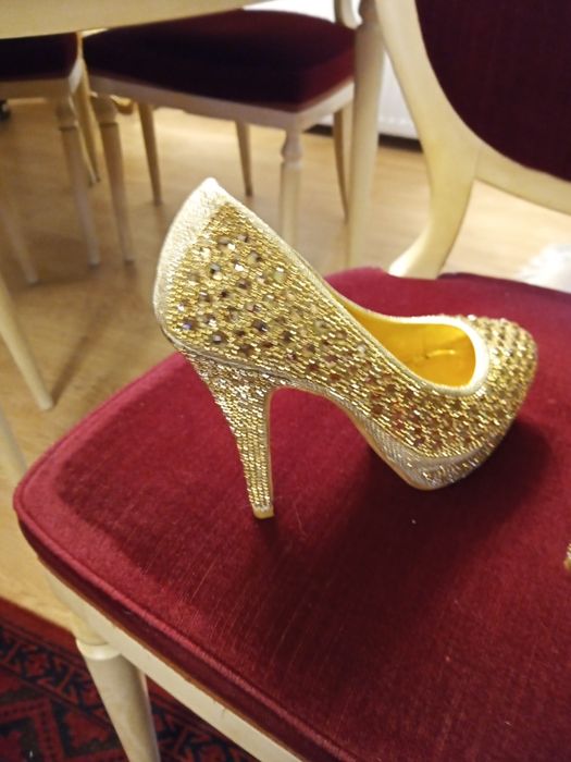 Piekne zlote buty