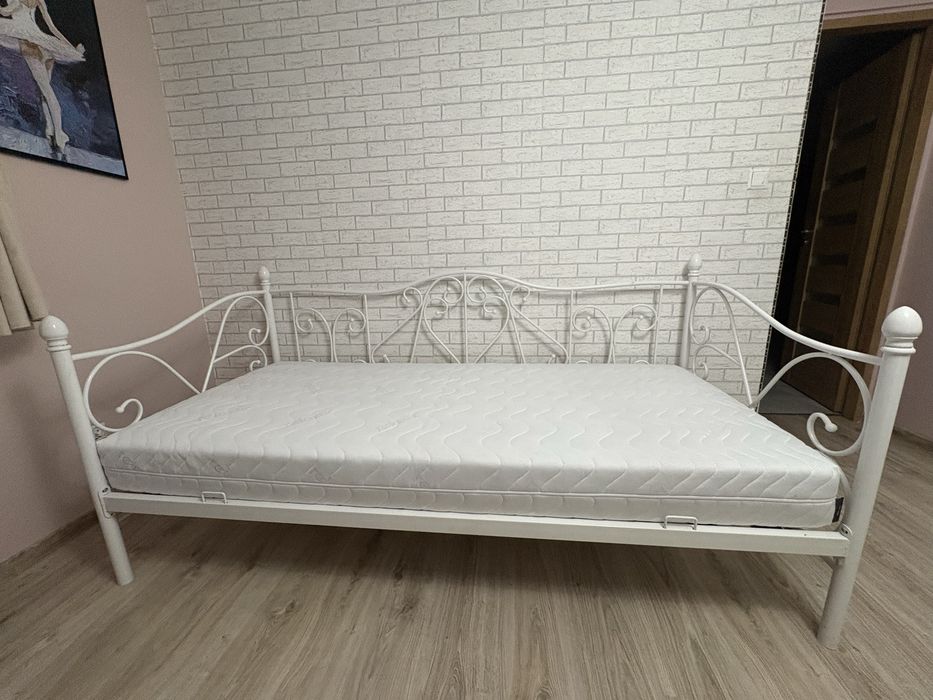 Łóżko z materacem