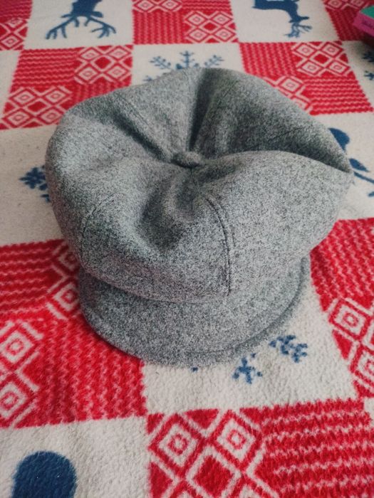 Szary kaszkiet w stylu vintage