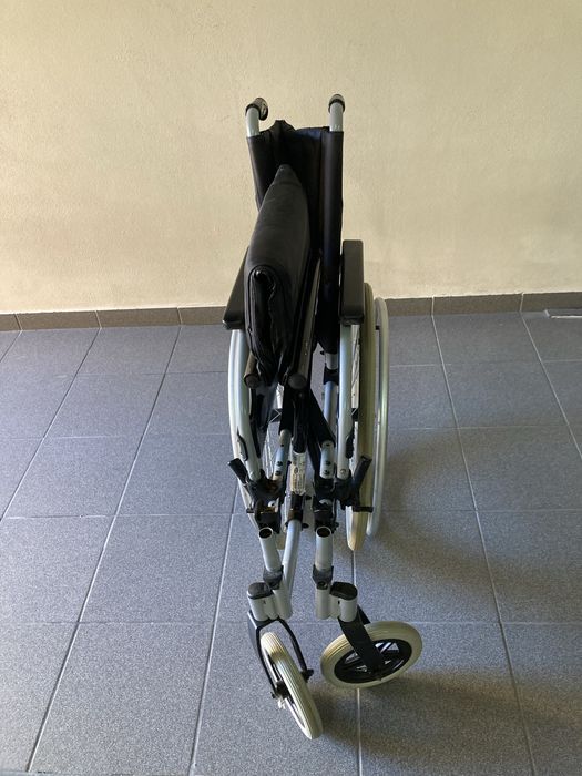 Vendo cadeira de rodas em bom estado, com apoio para pés.