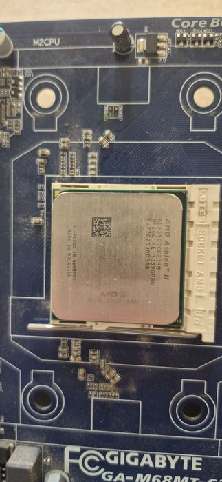 Płyta główna Gigabyte GA-M68MT-S2 z procesorem AMD Athlon II