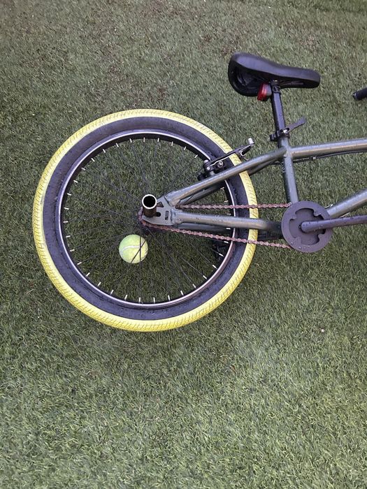 BMX cizenta com pneus verdes