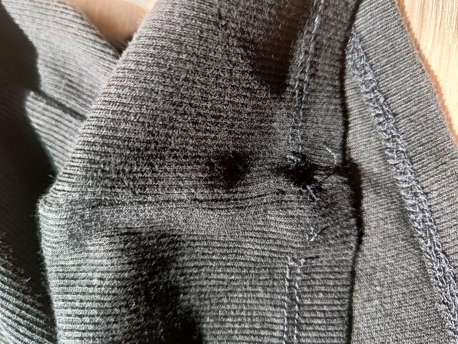Czarny tank top na ramiączkach destination