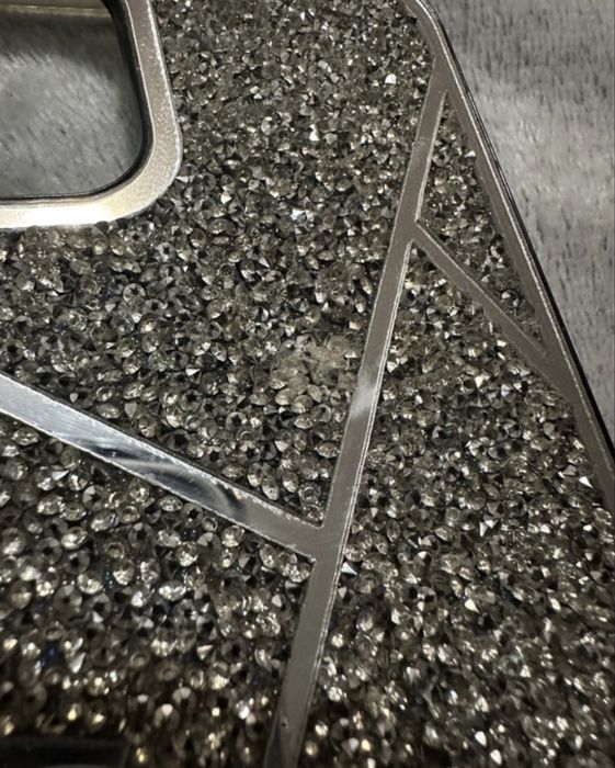 Srebrne etui z kryształkami na iPhone 11