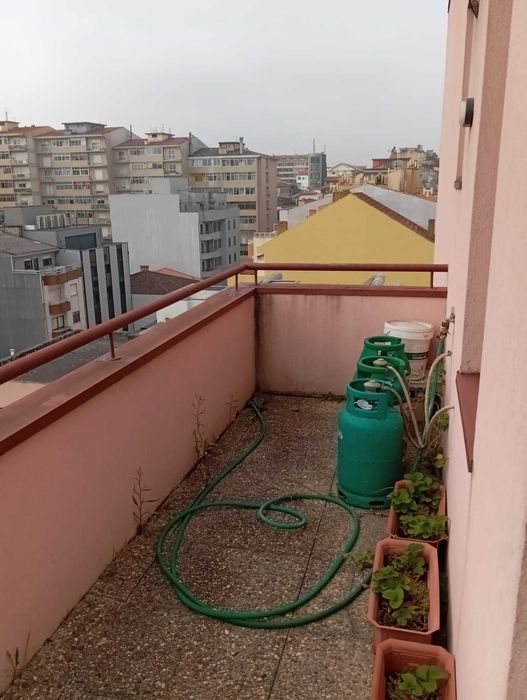 Apartamento T2 com terraço + lugar de garagem e arrumos
