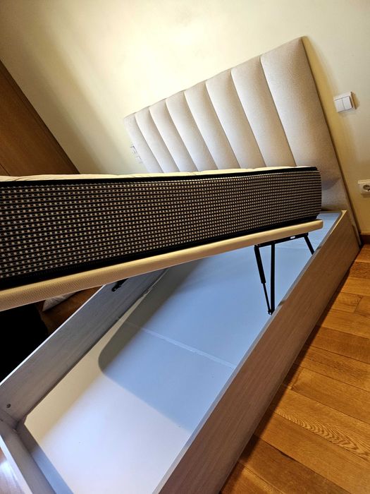 Cama de casal com arrumação
