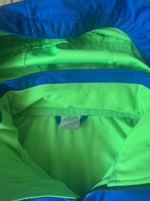 Softshell cienki firmy 4F z odpinanym kapturem