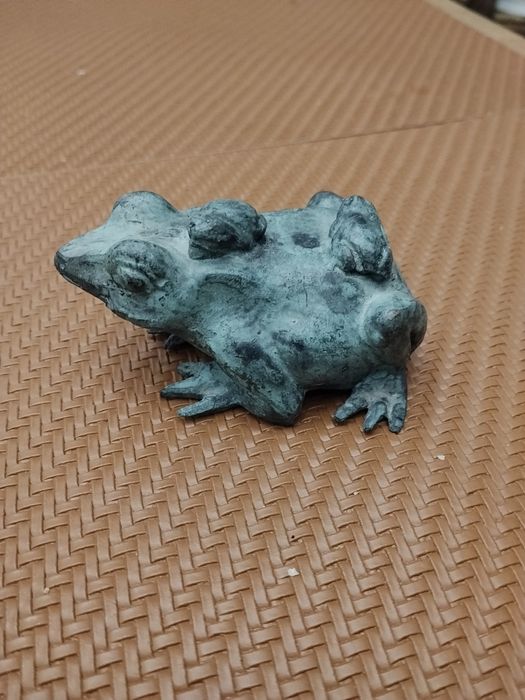 Figurka żaba z brązu