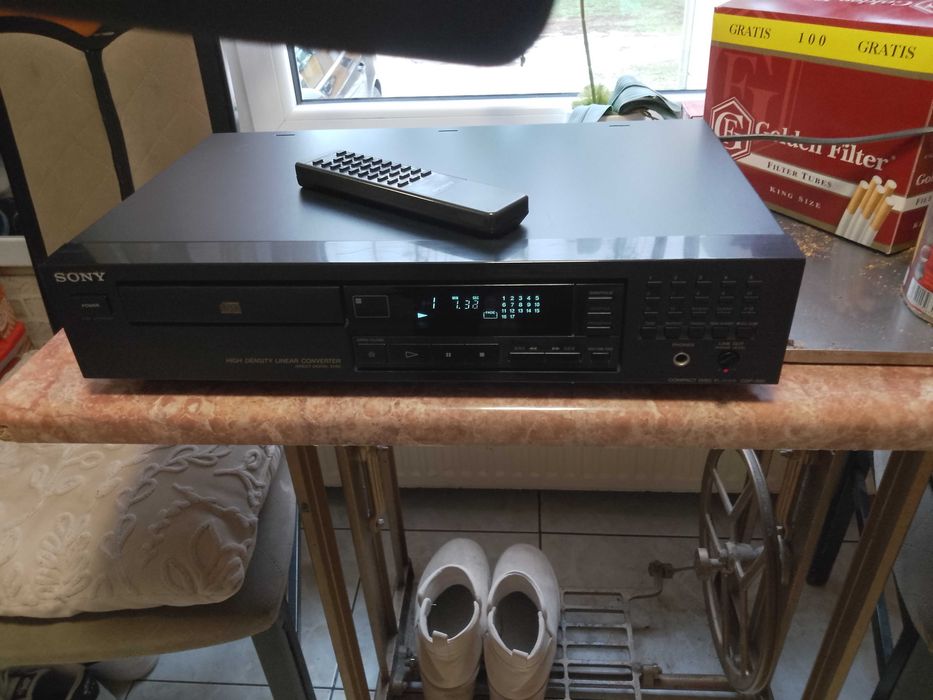 CD Sony cdp-395. Pilot sprawny w 100%.  stan bardzo dobry.