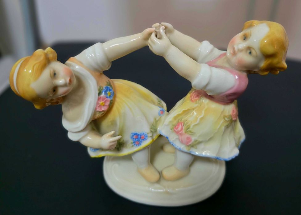 Tańczące dziewczynki Porcelana: Karl ENS (sygnatura)