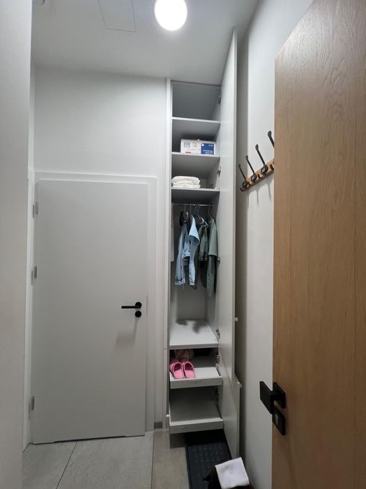 2x Biala waska szafa na ubrania z kliniki stomatologicznej