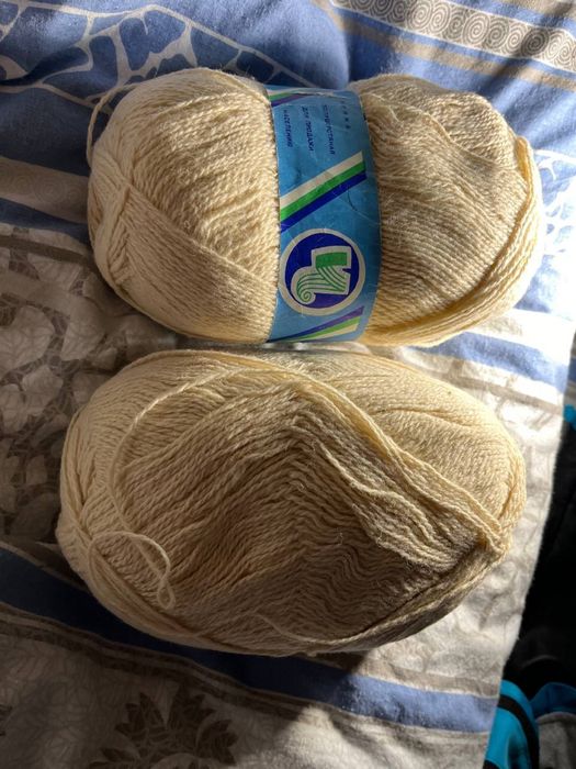 Нитки чорні і бежеві