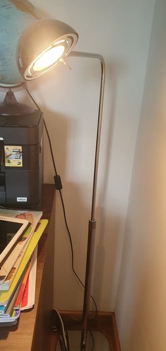 Candeeiro de pé regulável em altura