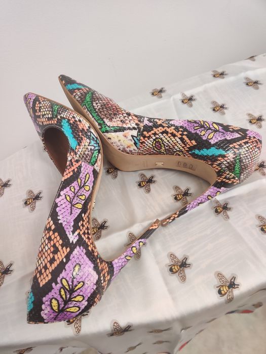 Szpilki kolorowe skórzane Kazar.