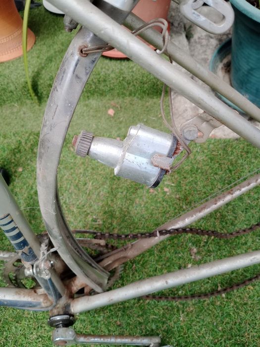 Bicicleta de ciclismo muito antiga .