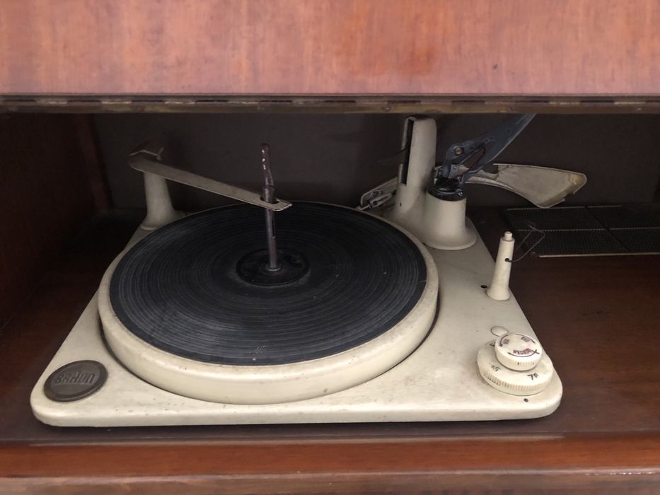 Rádio antigo em madeira