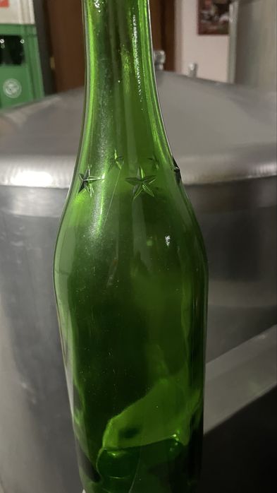 Garrafas de litro com caixa.