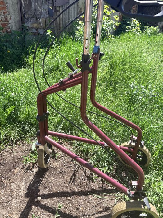 Wòzek tròjkołowy dla seniora, Chodzik