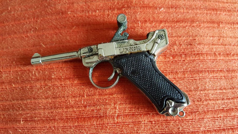 Pequena Pistola de fulminantes e Isqueiro