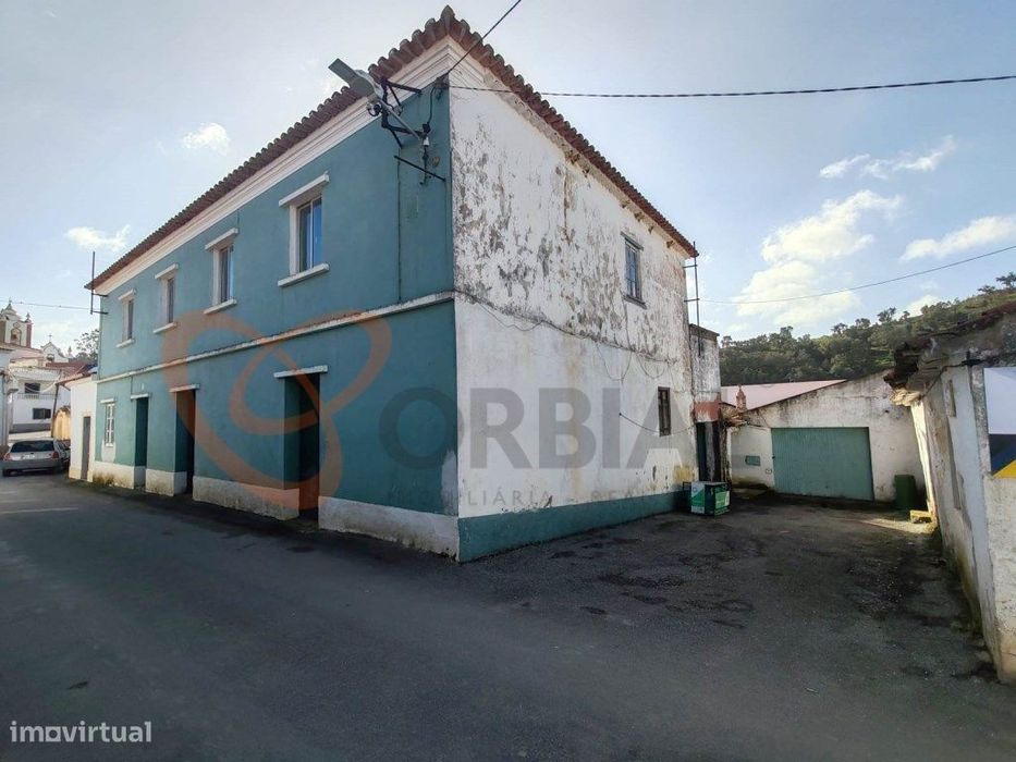 Edifício Habitacional e Garagem para Venda no Centro de Santana da ... — Santana da Serra, Beja