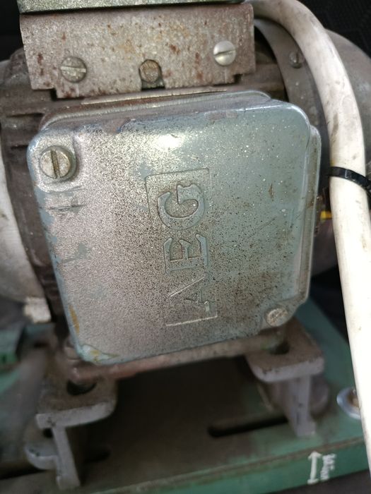 Можливий обмін. Токарний станок по дереву німецький двигун AEG з реверсом 0.75 квт 1400 обертів