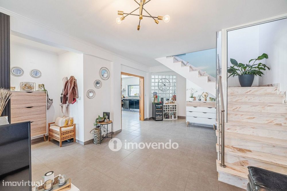Moradia T3+1 de design moderno, com jardim, na Quinta do Anjo