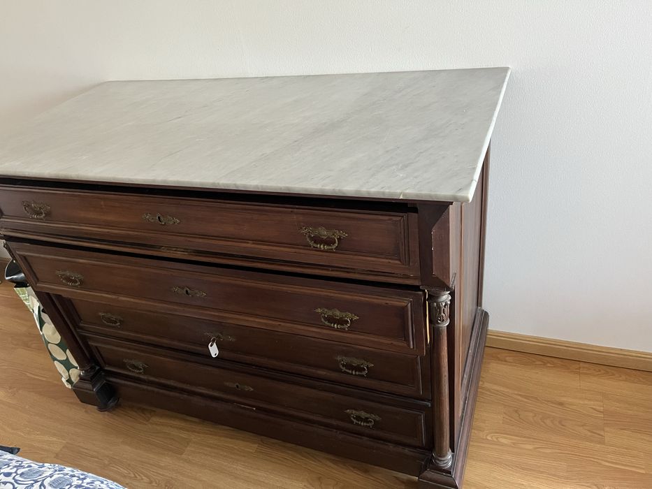 cómoda com pedra em mármore