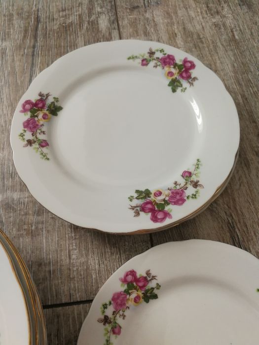 Порцелянові тарілки