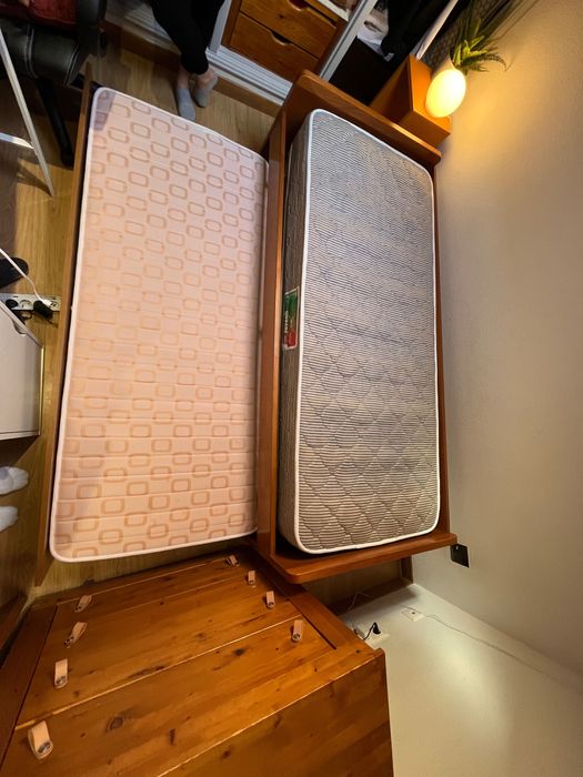 Cama de solteiro com cama por baixo com colchões
