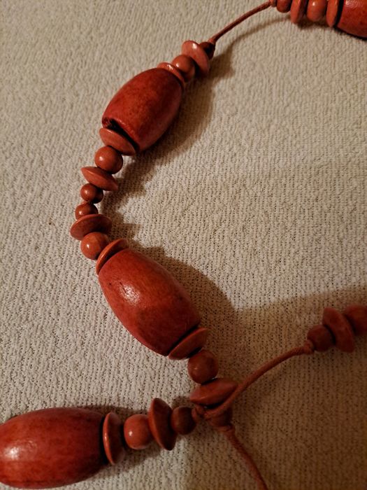 Czerwone drewniane korale długie