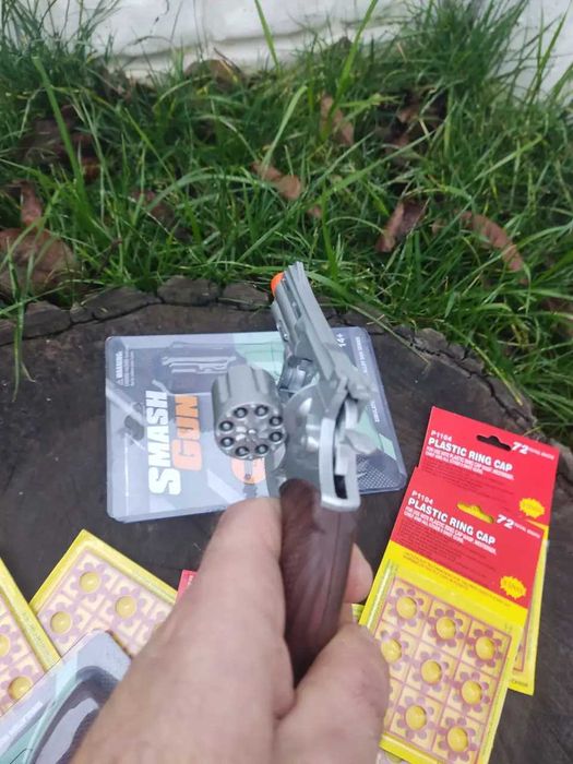 Металевий револьвер-пугач із пістонами — у комплекті 1 пачка пістонів