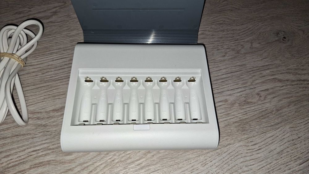 AA and AAA Battery Charger, Like New64738270446337121