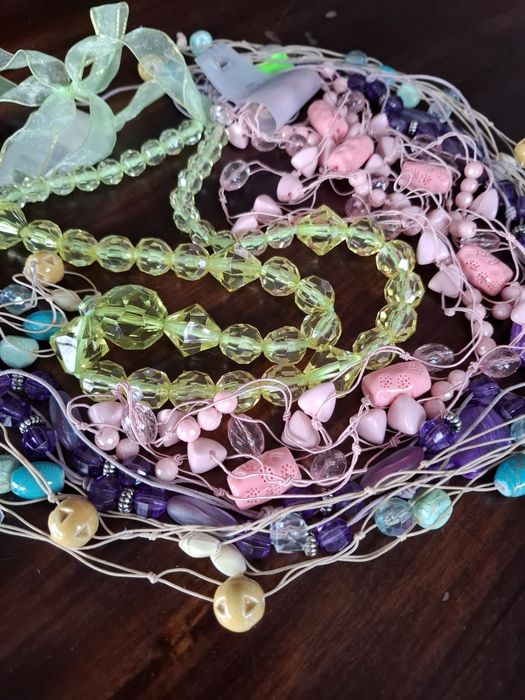 Długie korale , nazyjniki , 4 sztuki , nowe