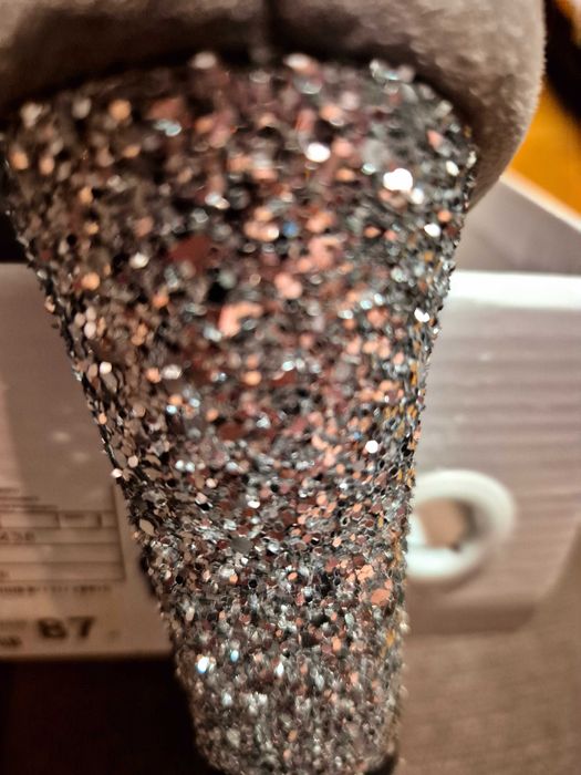 Szpilki  na brokatoqym  slupku ,karnawalowe